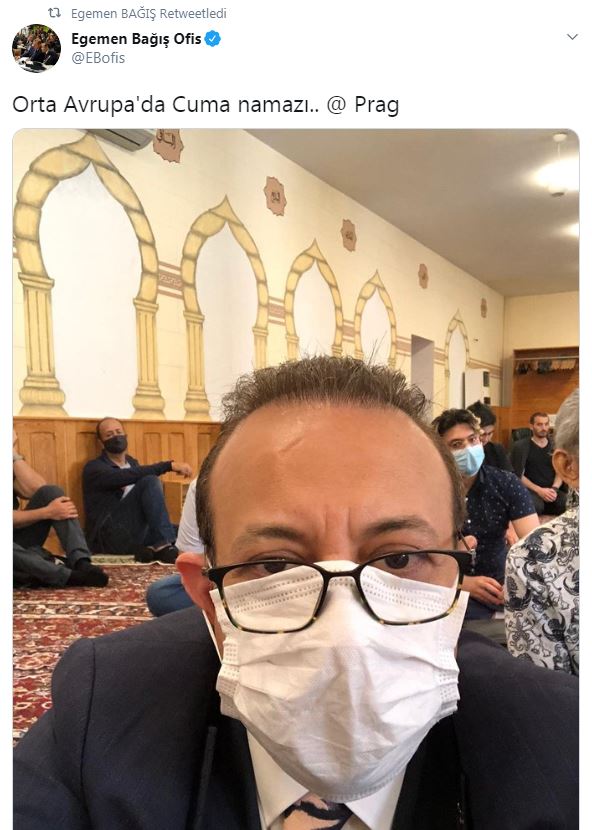 Prag Büyükelçisi Egemen Bağış'ın Cuma namazına gittiği camiden selfi Kaynak Yeniçağ: Cuma günleri Egemen Bağış’a bir şeyler oluyor: Bu kez de camiden fotoğraf paylaştı