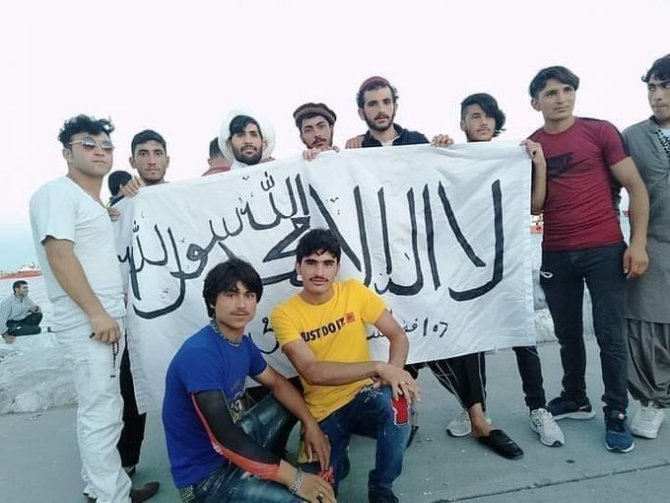 Sığınmacılar İstanbul Bakırköy'de Terör Örgütü Bayrağı Açtı
