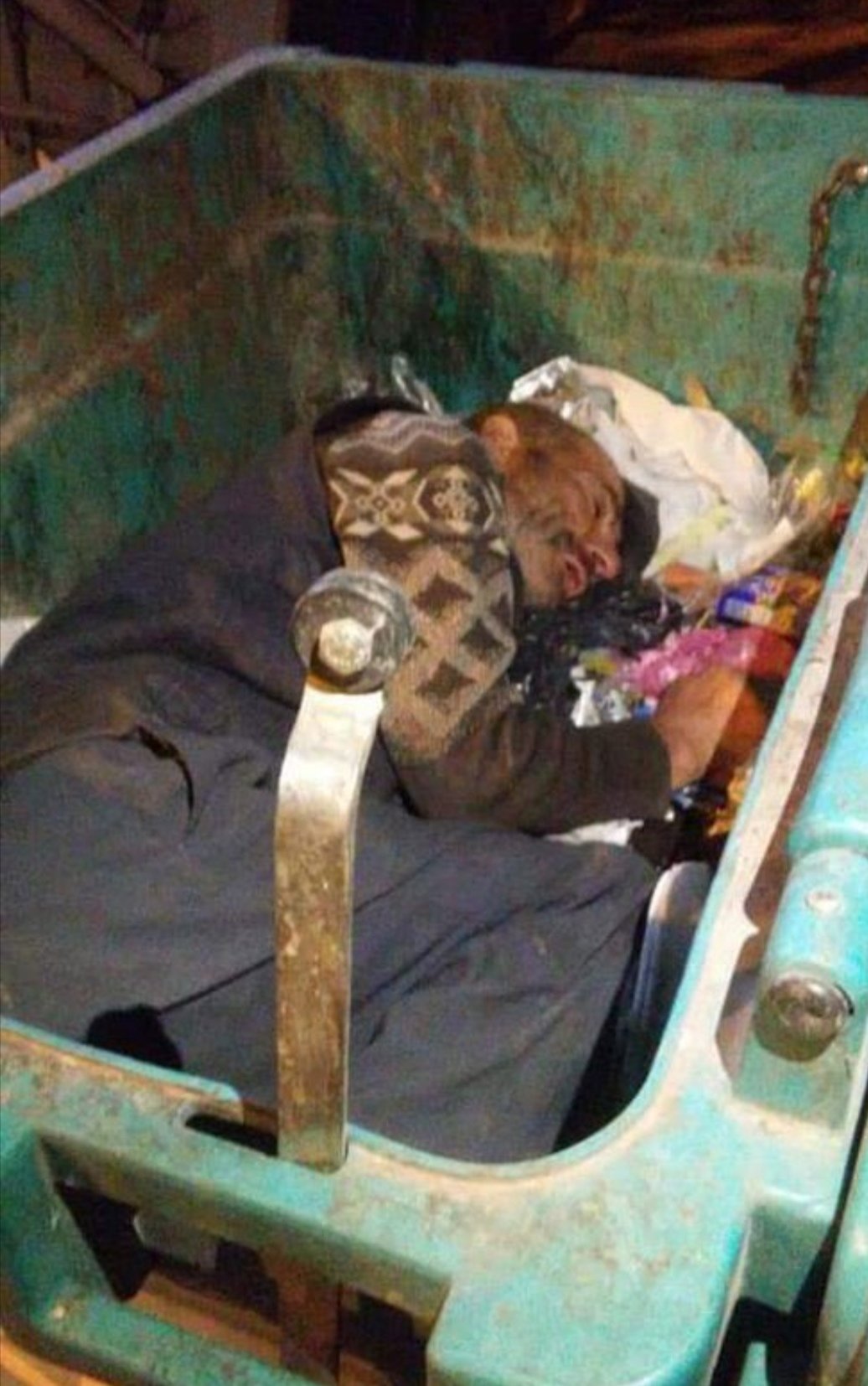 AK partinin Kalesinde Çöpte Uyuyan Vatandaş Bulundu AK partili Belediye Açıklama Yapamadı!