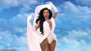 Cardi B'den çılgın klip! Üzerinde yalnızca streç film var