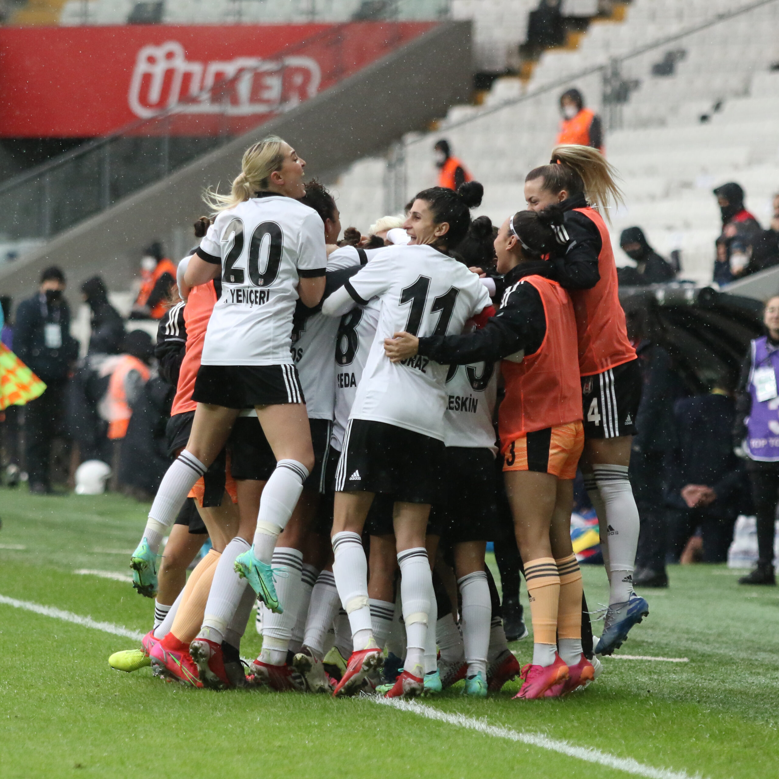Turkcell Kadın Futbol Süper Ligin'de Beşiktaş 2 Fenerbahçe 1 maç sonu