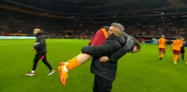 Domenec Torrent Kerem Aktürkoğlu'nu sırtında taşıdı!